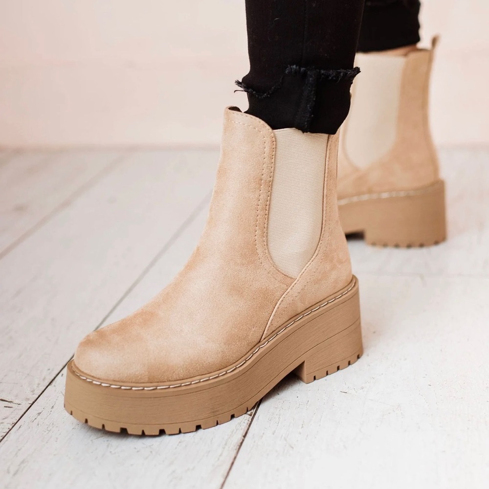 Beige/tan SODA brand Chelsea lug style boots